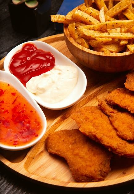 Nuggets De Poulet Servis Avec Frites Ketchup Et Mayonnaise Sur Planche