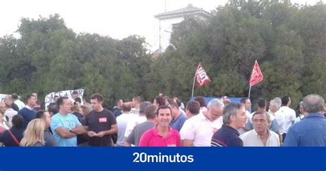 Los trabajadores de la base de Morón se concentran ante el consulado de