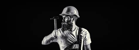 Trabajador de hombre barbudo con casco de construcción de barba casco