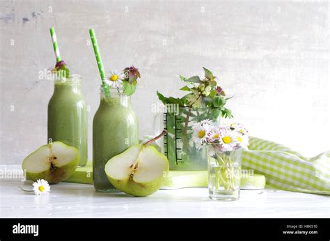 Gr Ner Smoothie Mit Wildkr Utern Und Birne Stock Photo Alamy