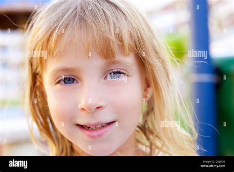 Belle Jeune Fille Aux Yeux Bleus Banque D Image Et Photos Alamy