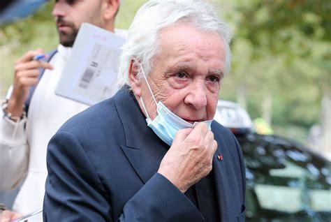 Michel Sardou malade à lhôpital K O à ne pas pouvoir marcher