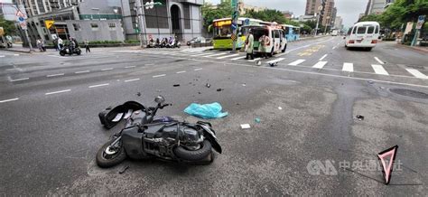 北市民間救護車執勤闖紅燈！意外與機車碰撞 釀女騎士骨折送醫 社會萬象 生活 Nownews今日新聞