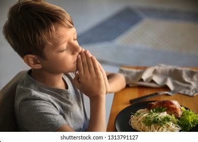 1,575 Praying Before Meal Images, Stock Photos, 3D objects, & Vectors | Shutterstock