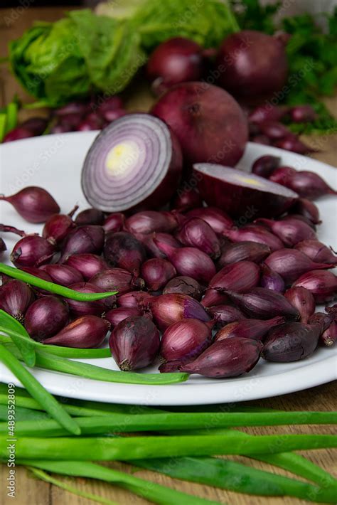 Allium Cepa Red Baron Cebula Dymka W Kuchni Stock Photo Adobe Stock