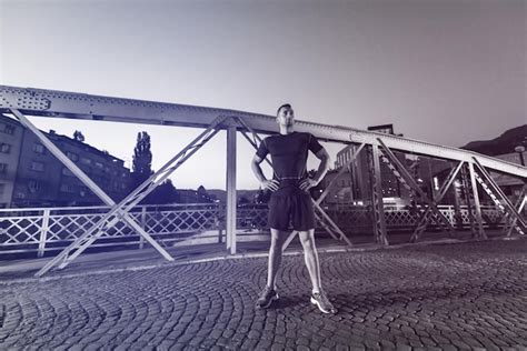 Deportes Urbanos Joven Saludable Corriendo Por El Puente En La Ciudad