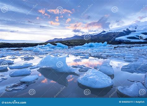 Icebergs Que Flotan En La Laguna Glacial De Jokulsarlon Imagen De