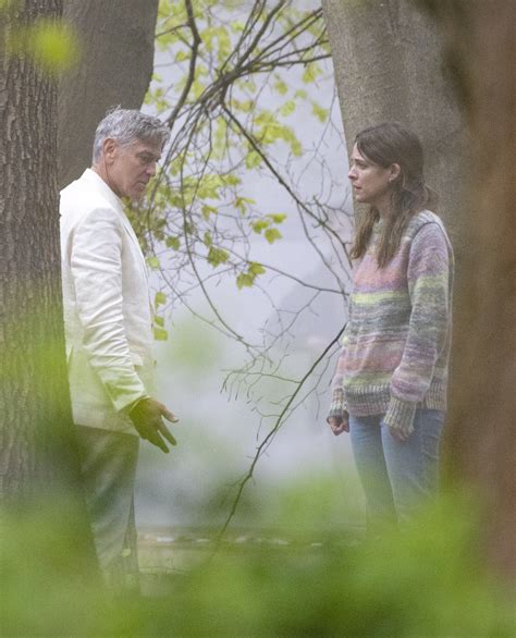 George Clooney V Beli Obleki Zbegan Tekal Naokrog Po Gozdu Z