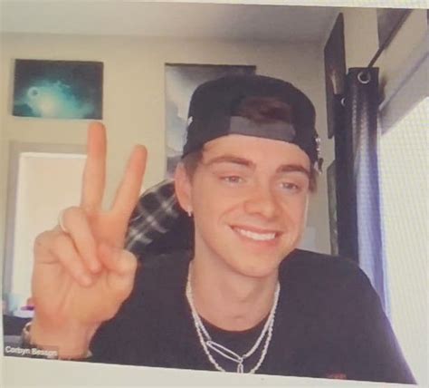 Corbyn Besson Wdw Corbyn Besson Peace Gesture Wdw