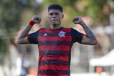 Saiba Quem Mateus O Jovem Atacante Sensa O Da Base Do Flamengo Lance