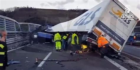 Video Incidente Sulla Mezzo Pesante Di Traverso Chiusa Carreggiata