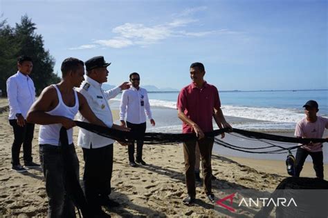 Pj Bupati Abdya Ajak Gotong Royong Nelayan Kurangi Sampah Kayu Di Laut