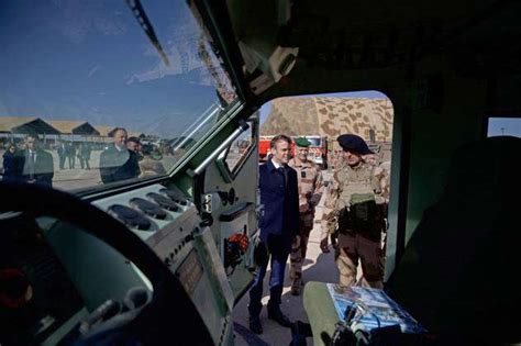 Le PrÃ Sident Francais Emmanuel Macron Visite La Base AÃ Rienne Prince Hassan H5 De La Royal