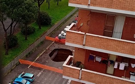 Roma Imponente Voragine Al Quadraro Auto Inghiottite Foto