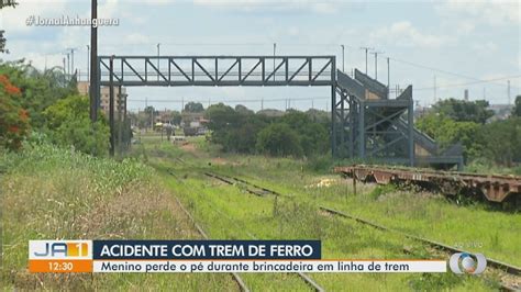 Menino perde o pé após ser atingido por trem ao tentar atravessar