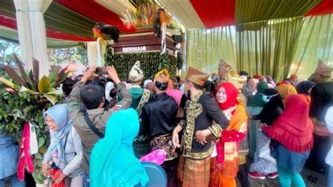 Tradisi Kedurai Agung Di Rejang Lebong Bupati Cicipi Nasi Kunyit Dan