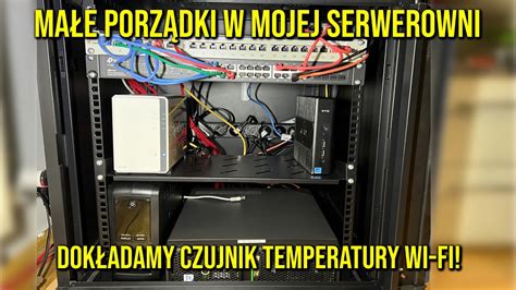 Montuje Czujnik Temperatury W Serwerowni Porz Dki W Szafie Rack