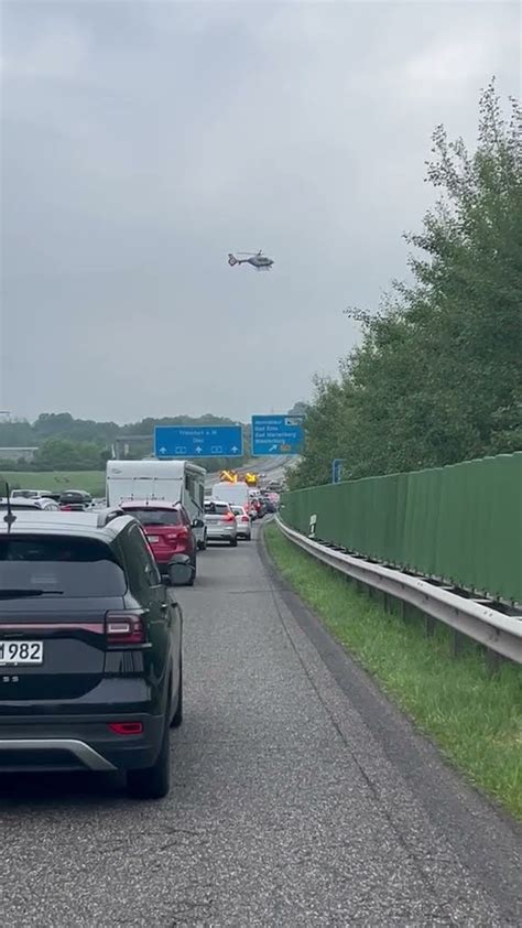 Unfall Autobahn A3 Richtung Frankfurt Hallibert Krankenwagen Feuerwehr