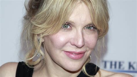Courtney Love rips Miley's look: 'Dumb and trashy'