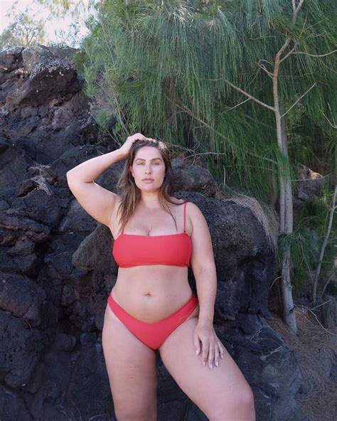 5 Hot Sexy Chelsea Miller Bikini Pics