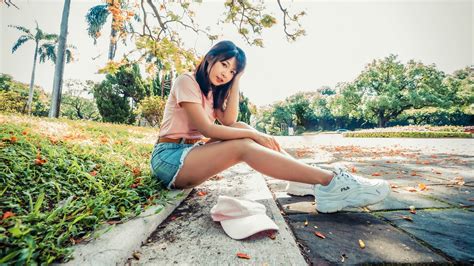 Sitting Side Brunette Girl Shorts Legs HD Wallpaper Rare Gallery