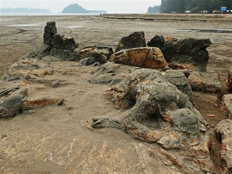 Pantai Air Manis Rumah Malin Kundang Yang Viral Karena Tenggelam