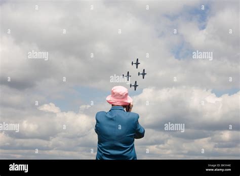 Lanzamiento del cielo del equipo fotografías e imágenes de alta