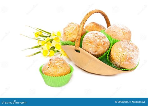 Mand Van Muffins Met De Lentebloemen Die Worden Verfraaid Stock