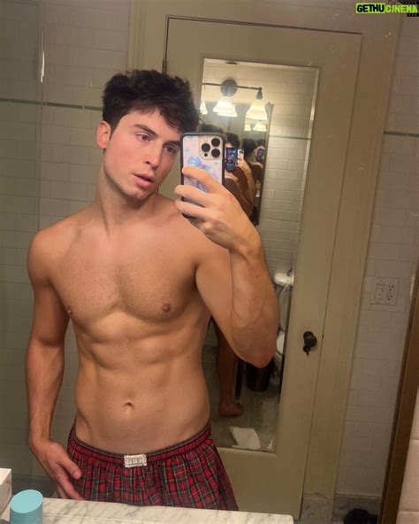 Benito Skinner Wiki, Biography, Age, Gallery, Spouse and more