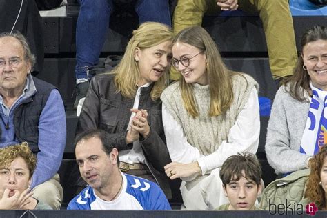 La Complicidad De La Infanta Cristina Y Johanna Zott En Un Partido De