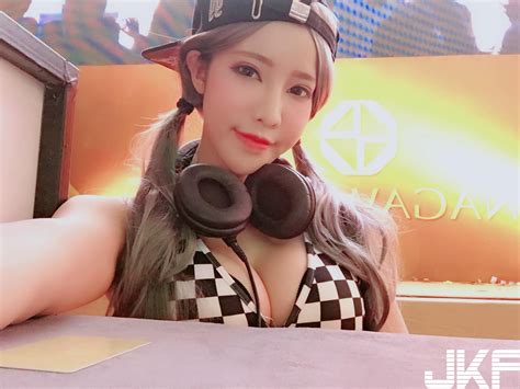 【ev扑克】騷辣dj「cyndi亭瑋」巨乳刷盤咚吱咚吱 羞談「初體驗」內心彷彿在衝撞 Ev扑克博客