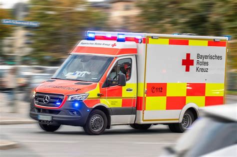 Unfall Nahe Waldst Ck In Bayern Autofahrerin Kracht Frontal Gegen Baum