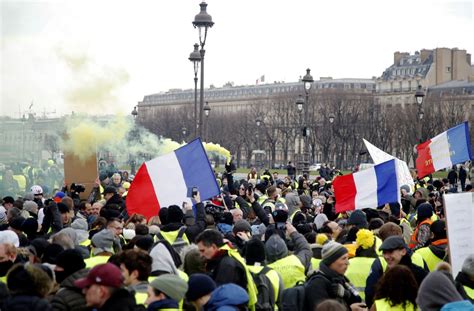 Coletes amarelos se manifestam pelo 10º sábado seguido na França