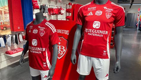 Le Stade Brestois Pr Sente Son Nouveau Maillot Domicile France Bleu