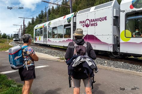 Photo De RANDONNEURS A PIED DEVANT LE TRAIN PANORAMIQUE DES DOMES VERS