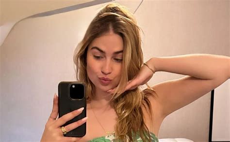 OEPS Zangeres Roxy Dekker Showt Lichaam In Kleine Bikini In De Spiegel