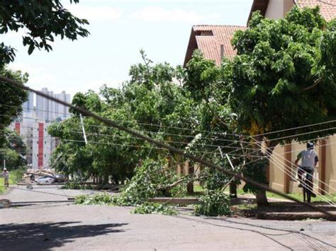 Caminh O Derruba Postes De Energia E Deixa Bairro Inteiro Sem Luz