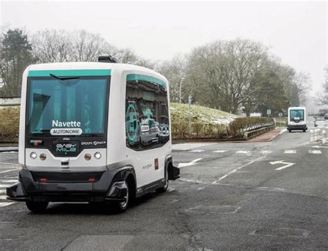 Test de navettes autonomes EZ10 du français EasyMile au CEA à Saclay