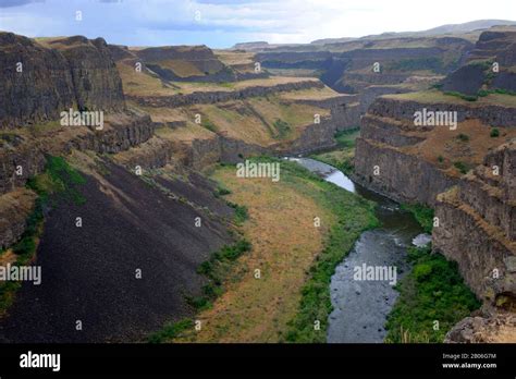 USA, WASHINGTON STATE, PALOUSE FALLS STATE PARK, VIEW OF PALOUSE RIVER CANYON SHOWING EROSION OF ...