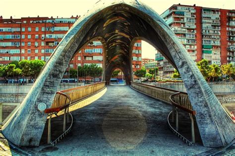 Puente De Arco Sobre El Canal En Medio De Edificios En La Ciudad Foto