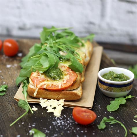 Tomaten Mozzarella Baguette Aus Dem Ofen Mit Frischem Rucola Speisen