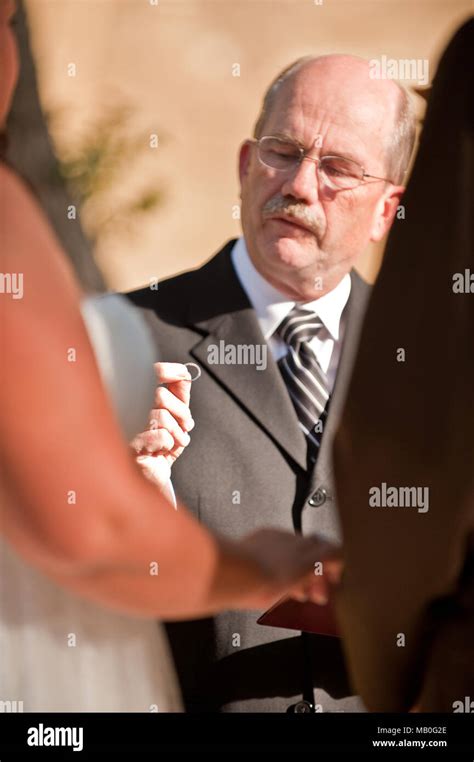 Ein Priester Amtiert Eine Hochzeit Mit Einem Hochzeit Ring In Der Hand