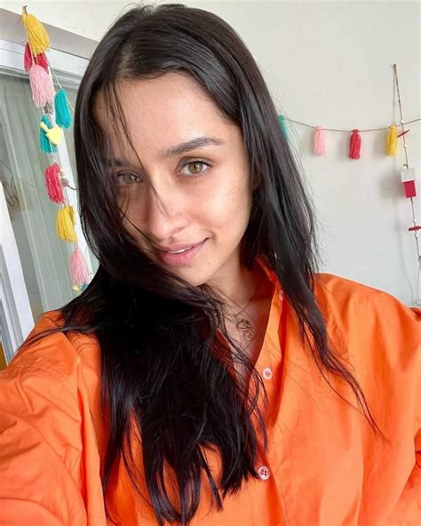 9 Pesona Shraddha Kapoor Tanpa Makeup Yang Tetap Menawan