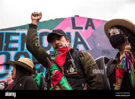 Miembro De La Guardia Ind Gena Durante La Manifestaci N La Guardia