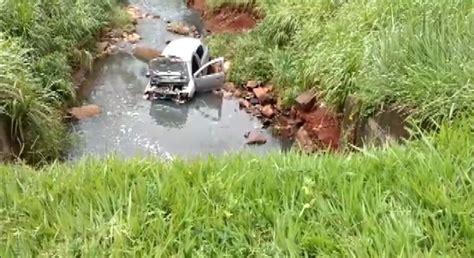 Motorista fica ferido após carro cair em córrego em Ribeirão Preto SP