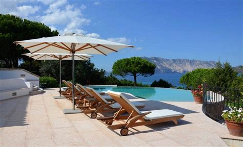 Book luxury and high comfort villas for your holidays in Sardinia