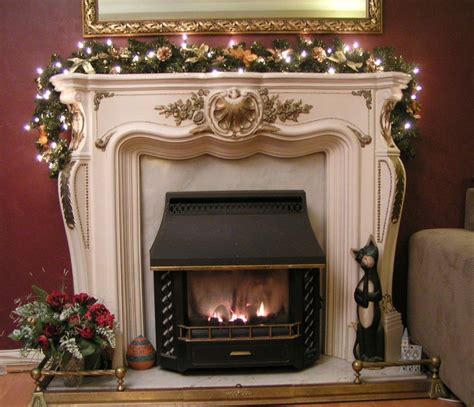 Christmas Fireplace Garland Ideas - InspirationSeek.com