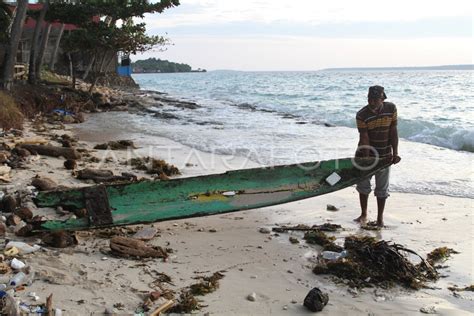 Belasan Perahu Nelayan Hilang Terseret Ombak Antara Foto