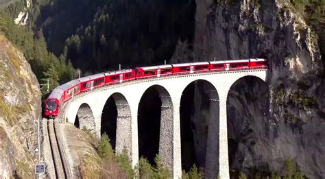 VIDEO Cum arată și unde circulă cel mai lung tren de pasageri din lume