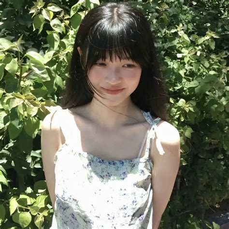 身着碎花吊带的女孩，在绿叶背景中展现清新甜美笑容 男女头像｜注定你是自己的主角表情包图片gif动图 - 求表情网,斗图从此不求人!